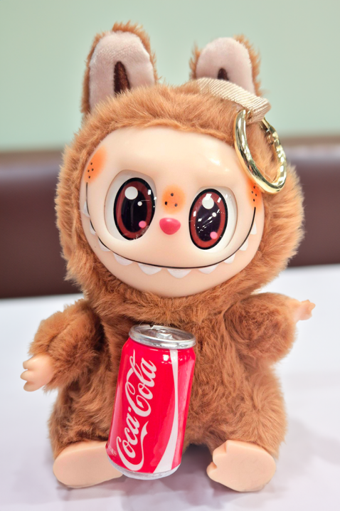 Аксесоар за чанта LABUBU COCA COLA BROWN, Цвят: кафяв, IVET.BG - Твоят онлайн бутик.