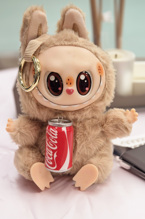 Аксесоар за чанта LABUBU COCA COLA BEIGE, Цвят: беж, IVET.BG - Твоят онлайн бутик.