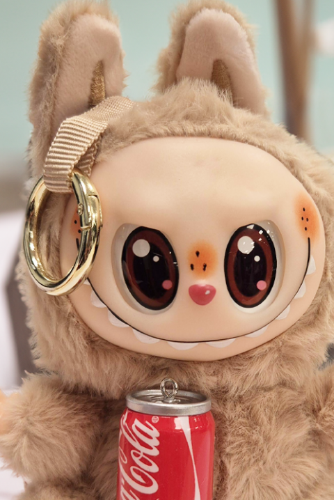 Аксесоар за чанта LABUBU COCA COLA BEIGE, Цвят: беж, IVET.BG - Твоят онлайн бутик.