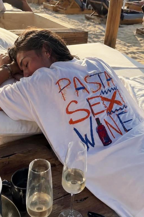 Дамска тениска със свободен силует и принт pasta sex wine BELVITA, Цвят: бял, IVET.BG - Твоят онлайн бутик.
