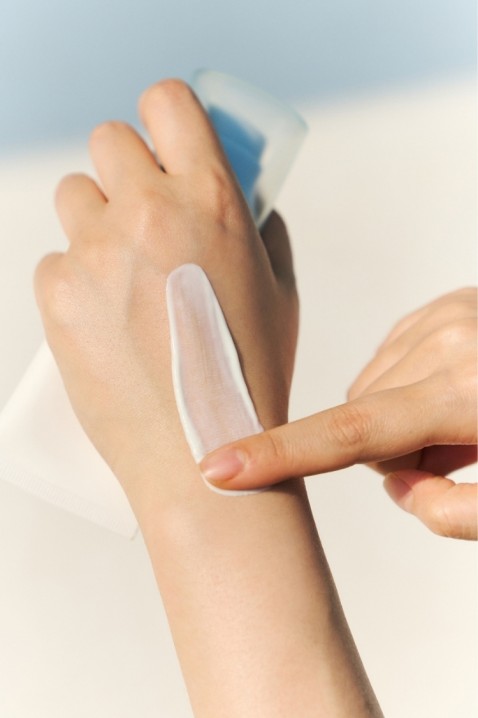 SKIN1004 Madagascar Centella Hyalu-Cica Water-Fit Sun Serum Sachet 1.5 mlIVET.BG - Твоят онлайн бутик.